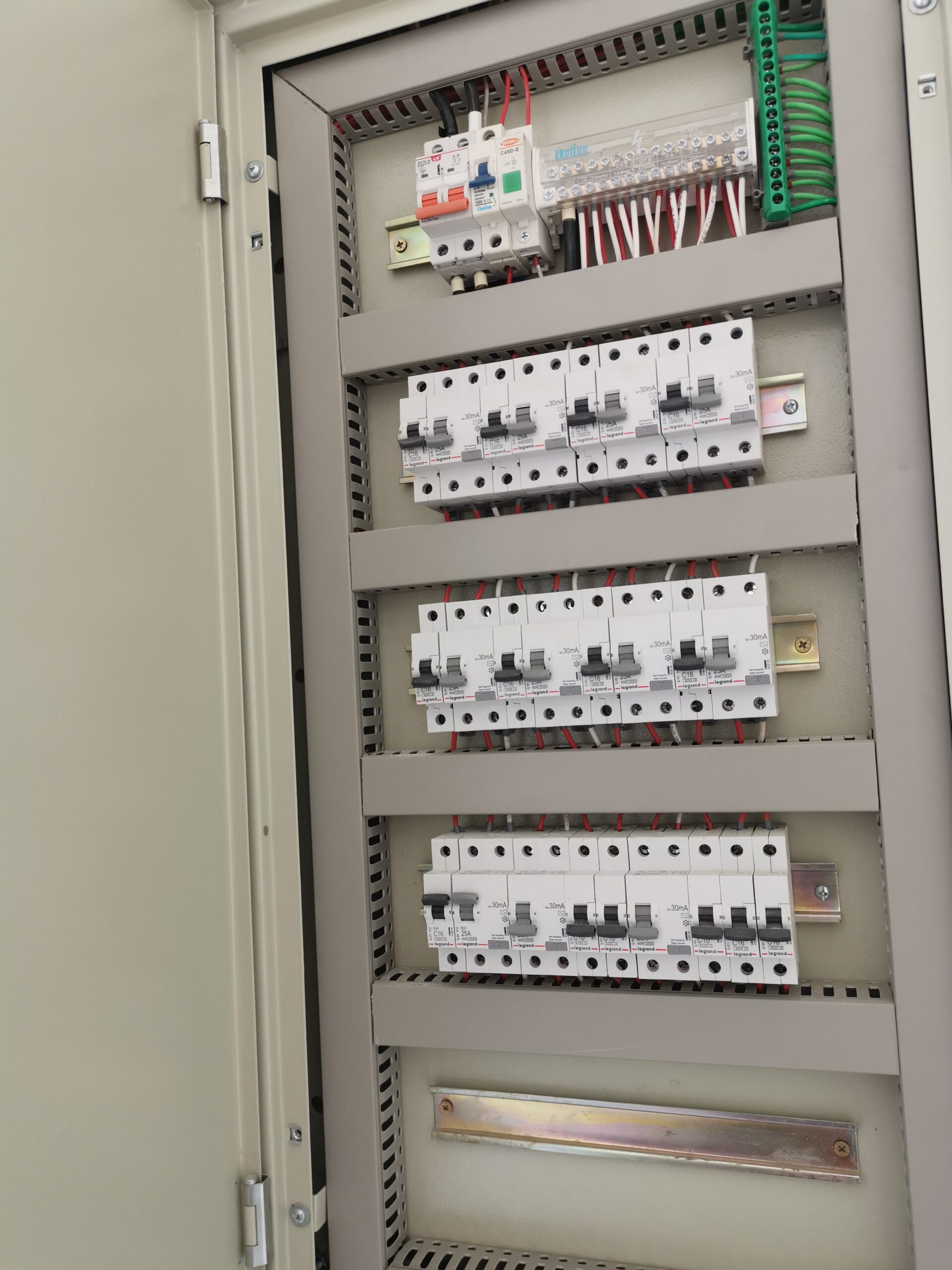 Instalación eléctrica en proceso, atención al detalle y seguridad.