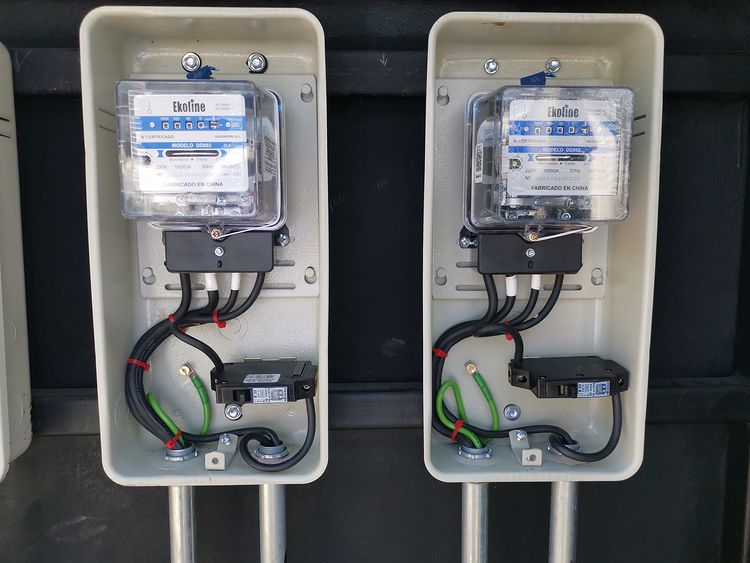 Empalme eléctrico monofásico certificado para instalaciones residenciales.