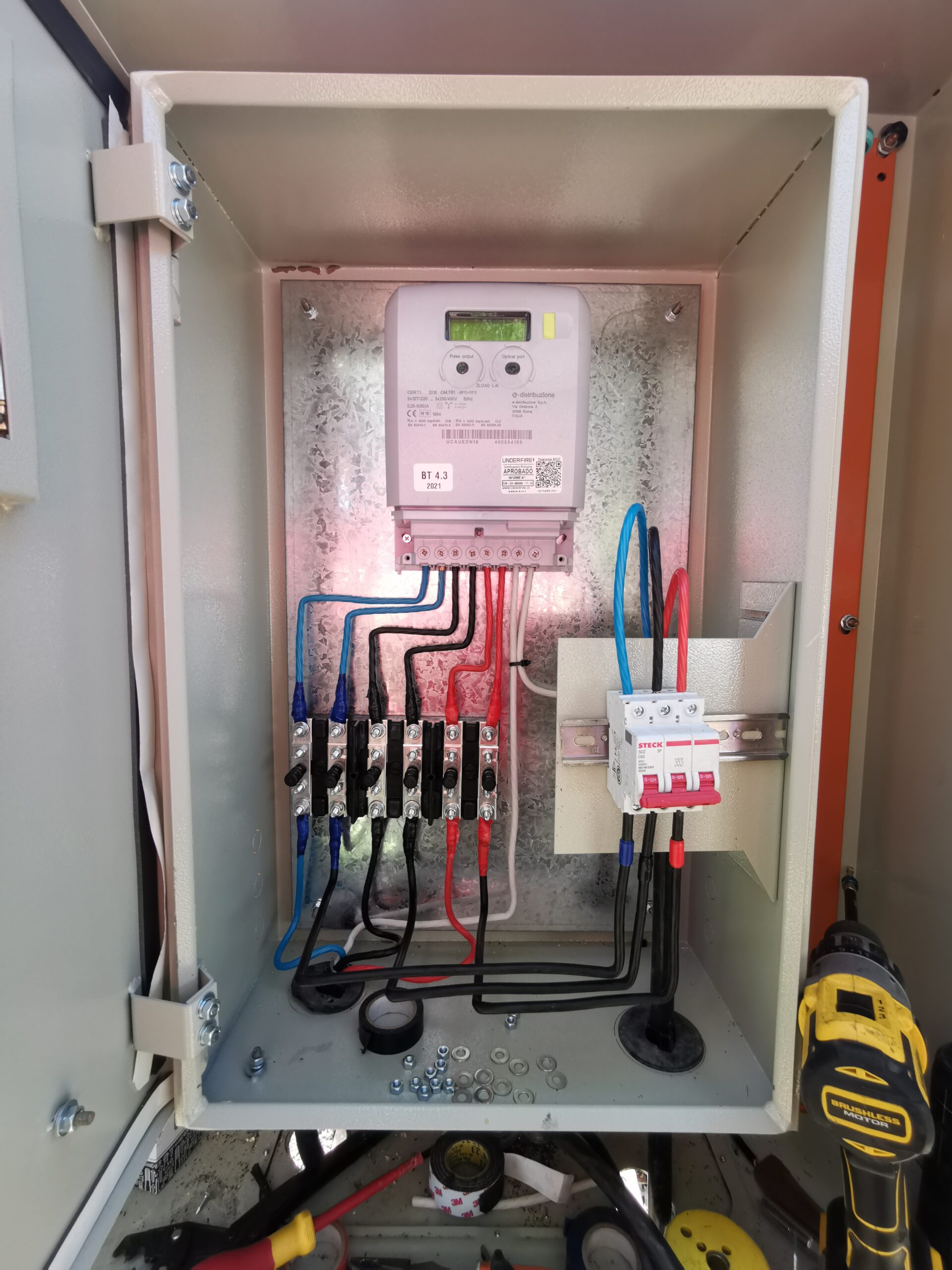 Empalme eléctrico trifásico con certificación SEC.