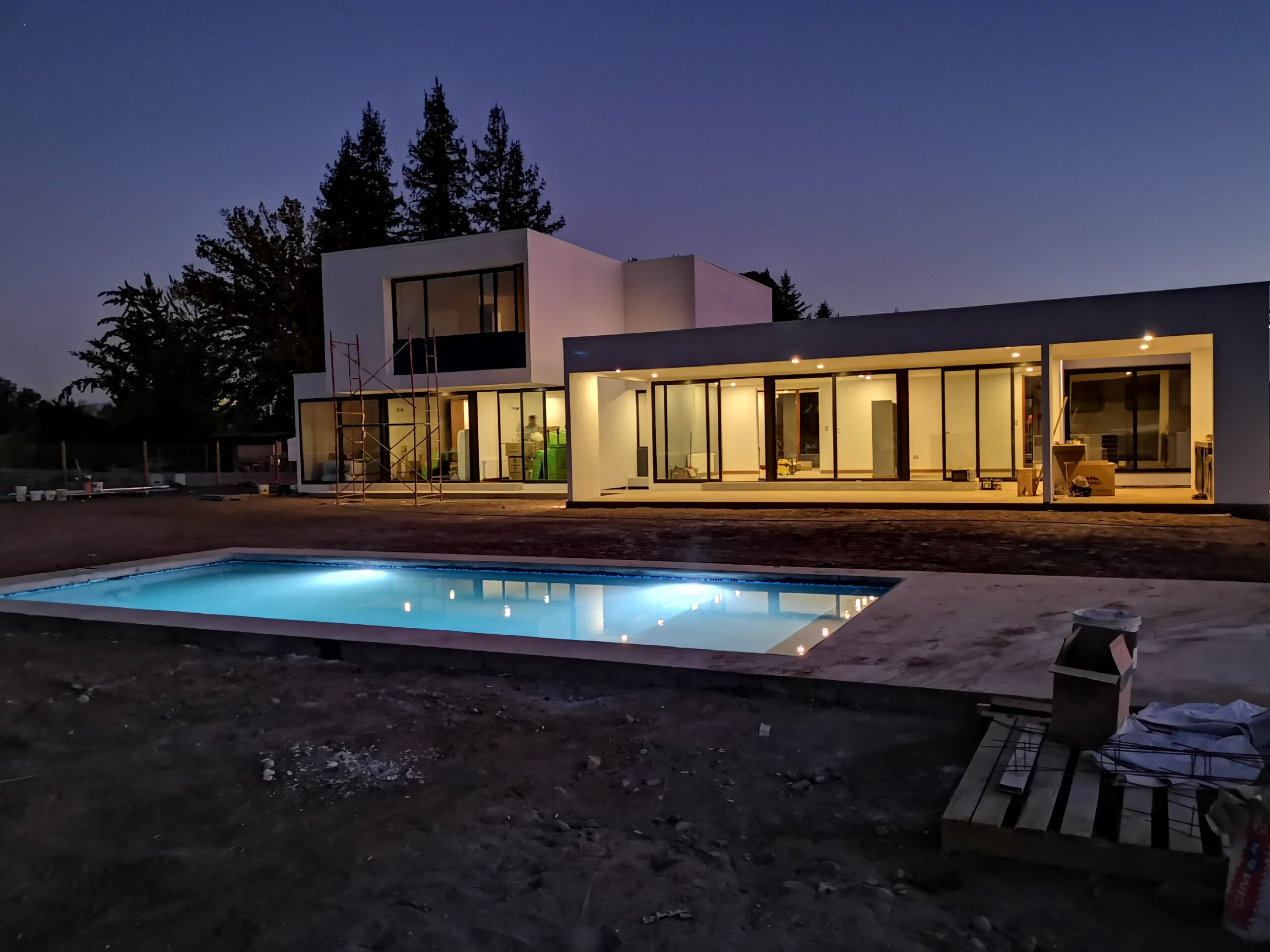 Iluminación exterior en casa con piscina, eficiencia y diseño.
