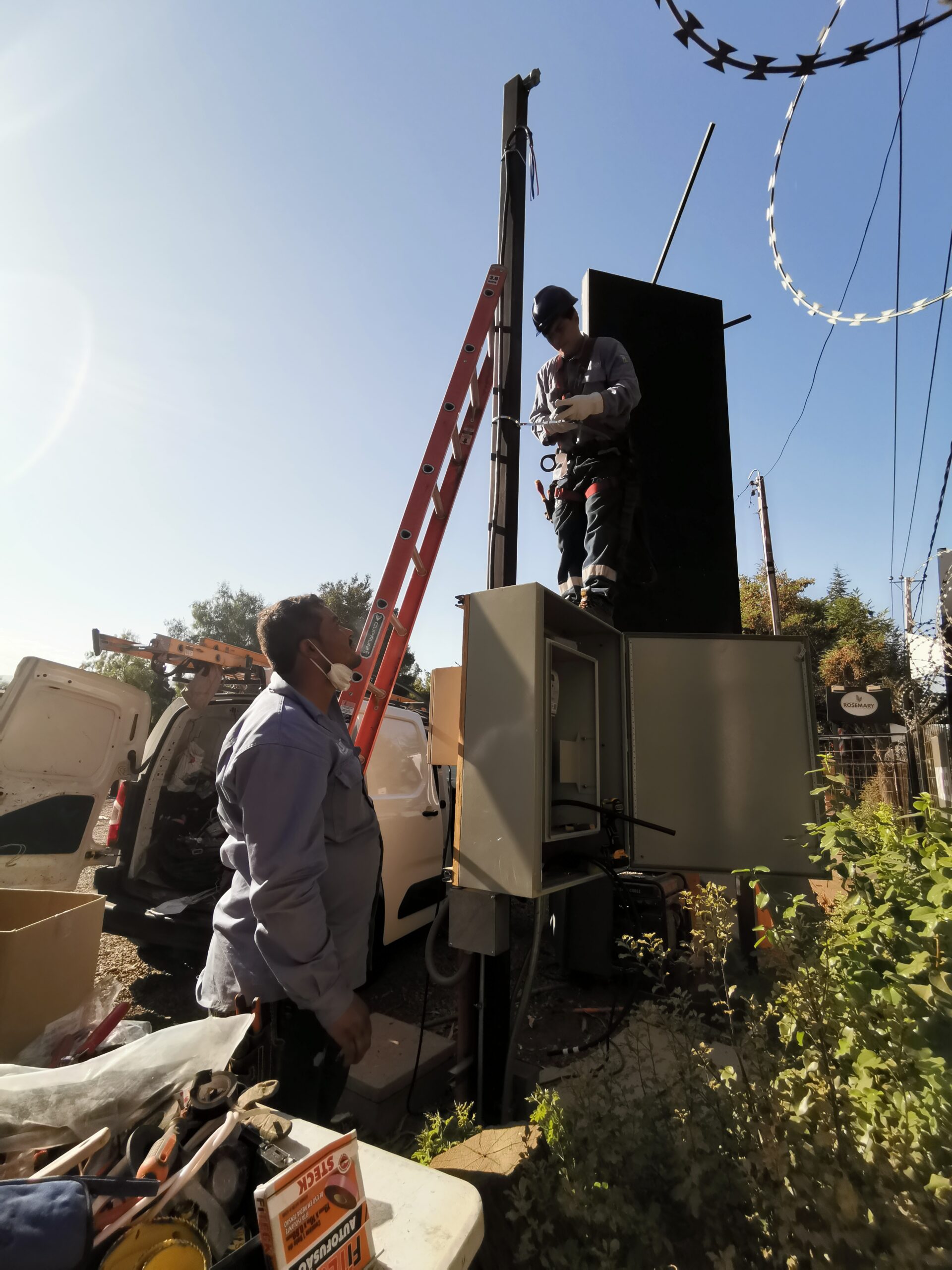 Instalación de empalme trifásico para proyectos industriales.