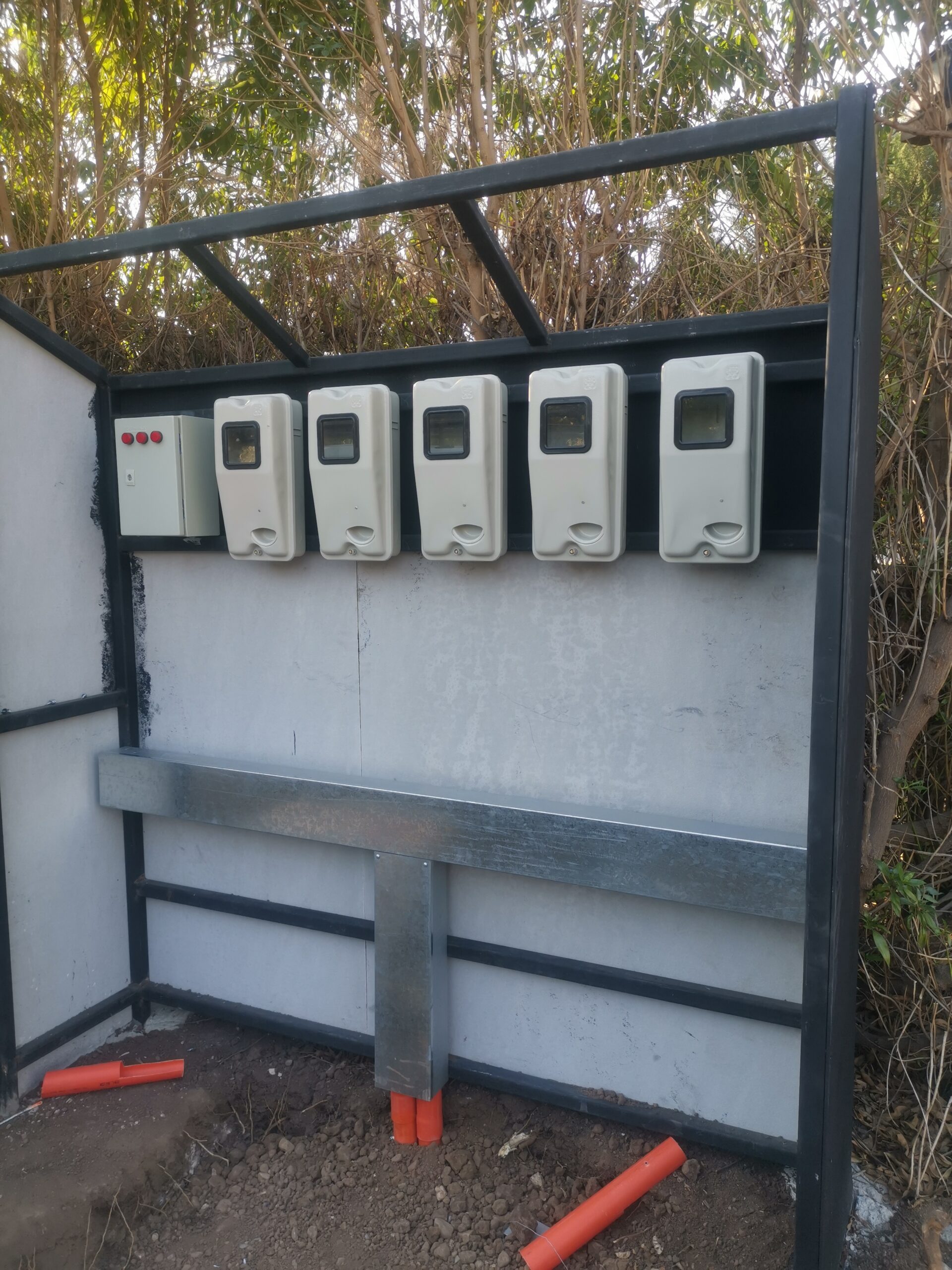 Nicho de empalmes eléctricos, organización y protección de conexiones.