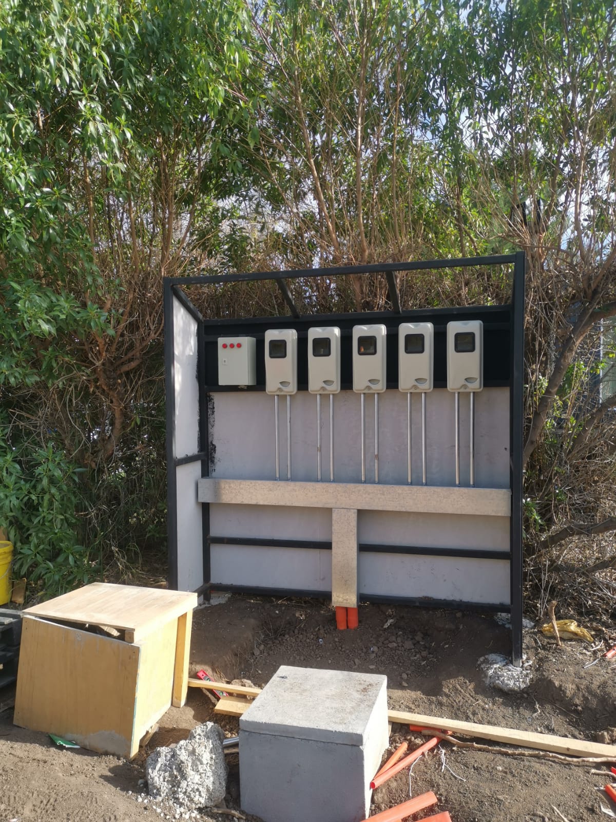 Nicho para empalme eléctrico monofásico, instalación segura y eficiente.