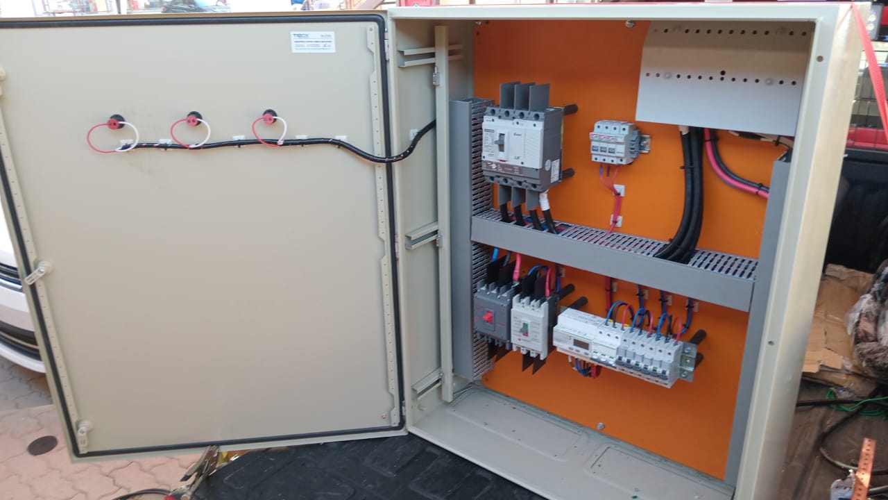 Tablero eléctrico de fuerza en faena minera Pucobre, cumplimiento normativo.