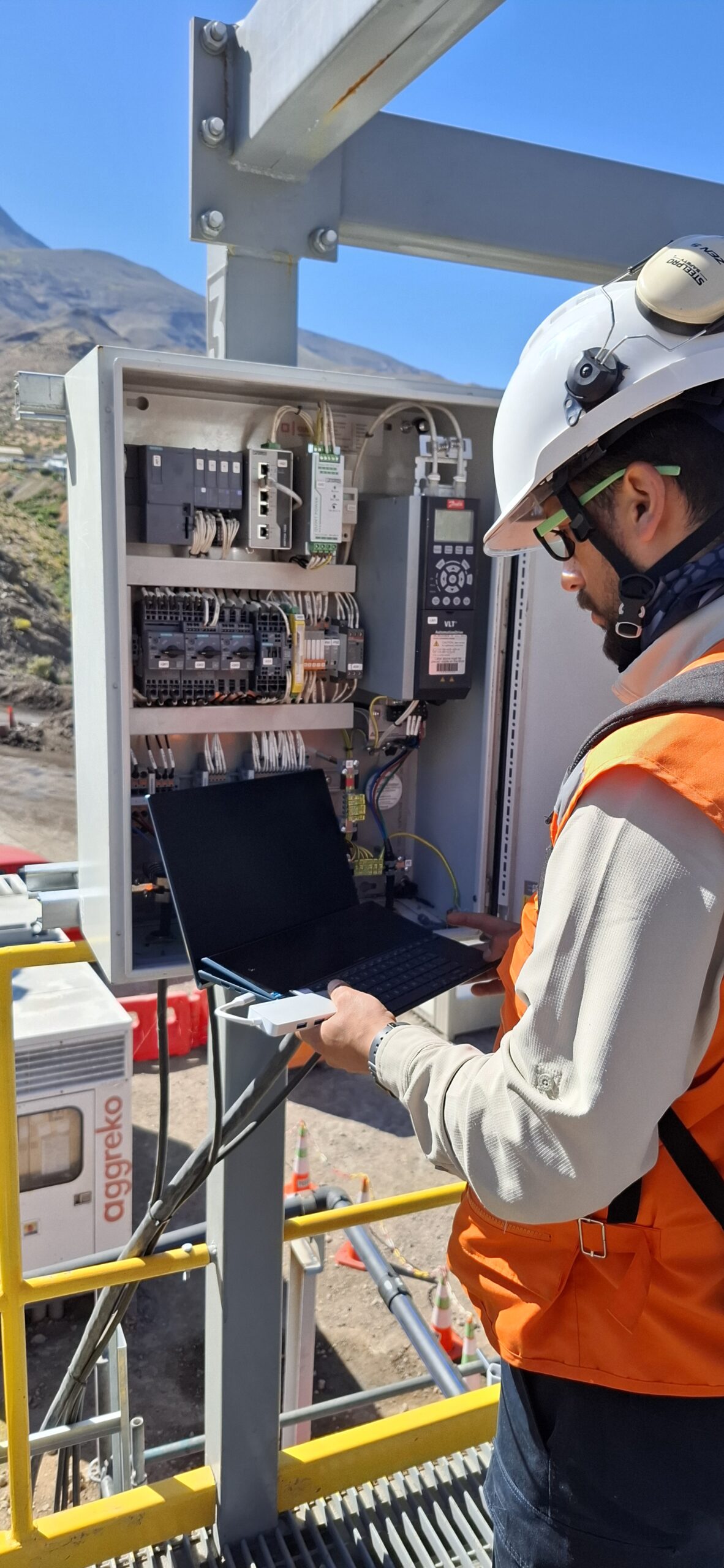 Inspección técnica en terreno minero, cumplimiento de estándares eléctricos.