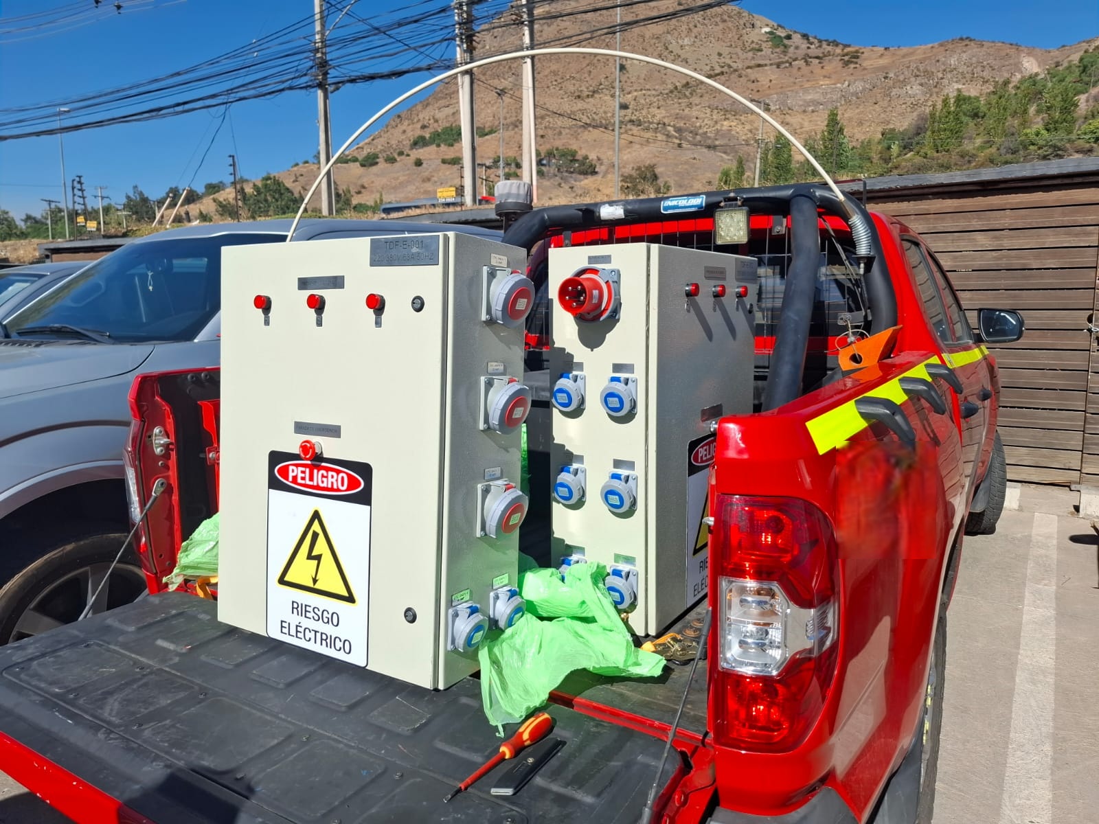 Tablero eléctrico de faena con múltiples enchufes, versatilidad en terreno.