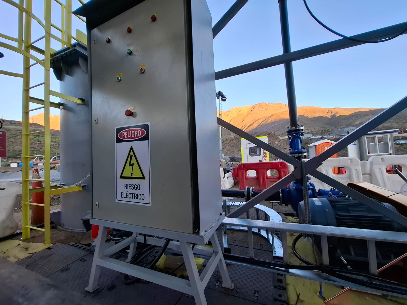 Tablero de fuerza en minera Los Pelambres, instalación robusta y segura.