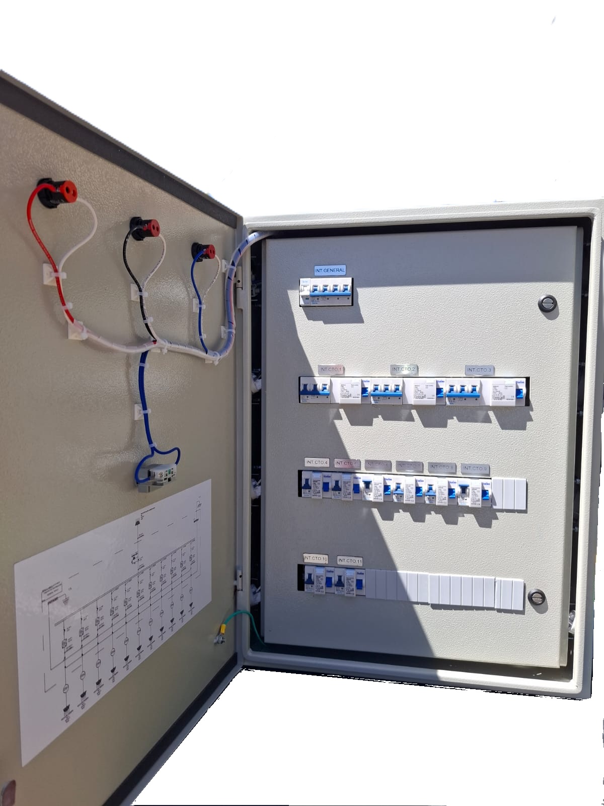 Vista interior del tablero de enchufe