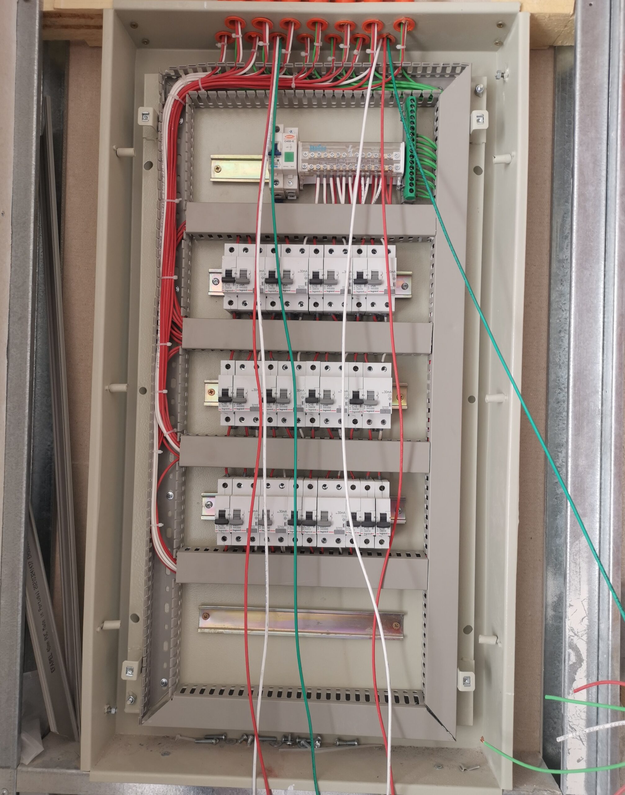 Detalle de tablero eléctrico en comercio, distribución segura de energía.