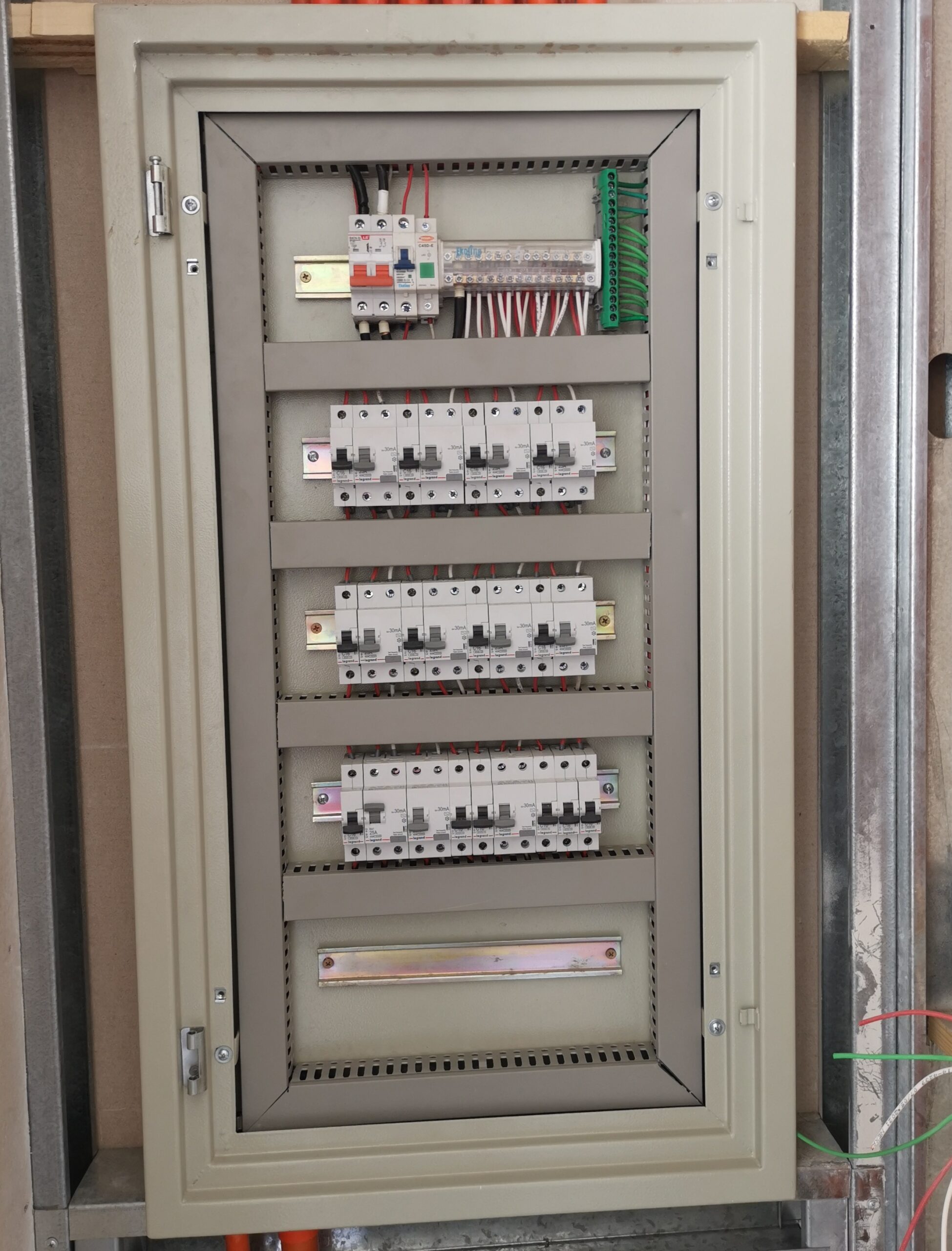 Tablero eléctrico en local comercial, instalación conforme a normativas.