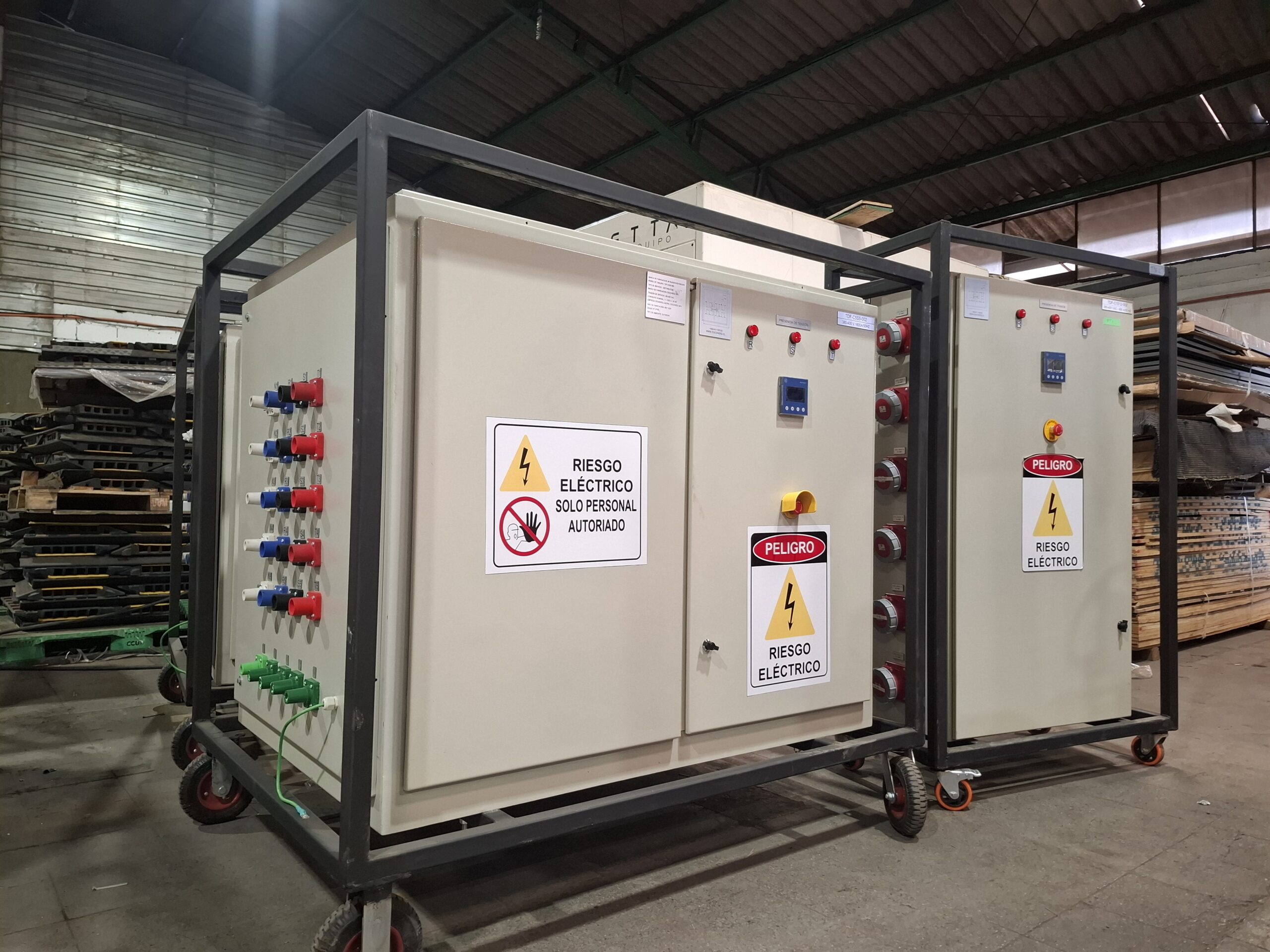 Tablero de sincronismo LEX 1600A junto a tablero de distribución 400 A